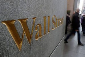 Wall Street finit en ordre dispersé avec l'ombre d'Omicron