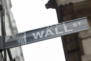 Wall Street termine en ordre dispersé après une semaine agitée