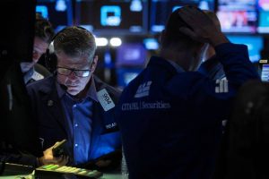 Wall Street finit en baisse, les "techs" et les réseaux sociaux chutent