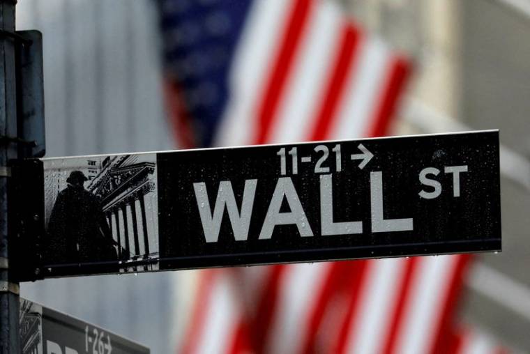 Photo d'archives du panneau pour Wall Street à l'extérieur de la Bourse de New York à Manhattan