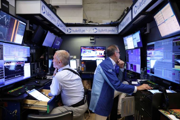 Des traders travaillent à la Bourse de New York (NYSE) à Manhattan