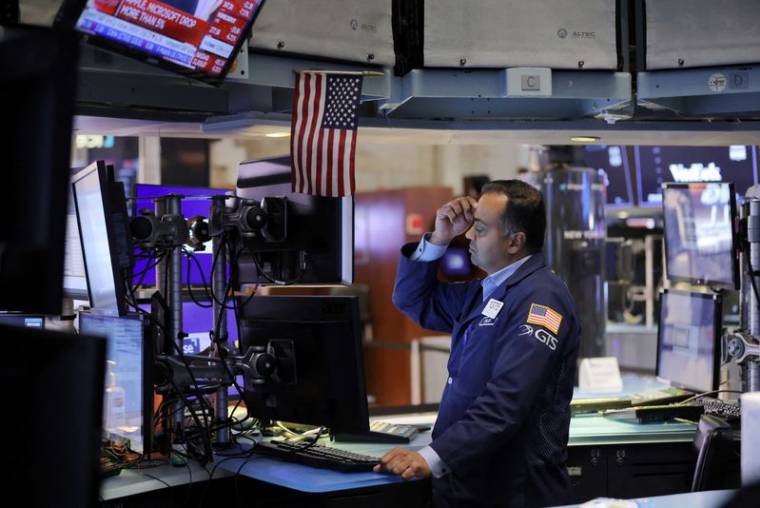 Un trader travaille dans la salle des marchés de la Bourse de New York (NYSE) à Manhattan