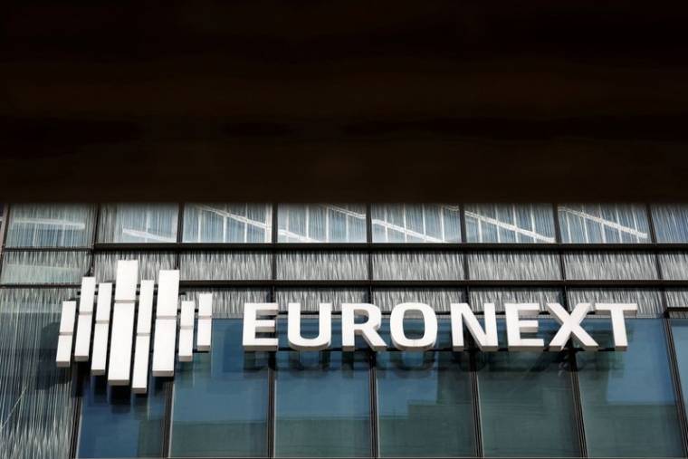 La bourse Euronext est photographiée dans le quartier d'affaires de La Défense, à Paris