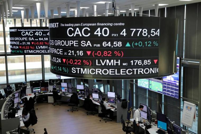 Le cours de l'indice CAC 40 et des actions d'entreprises sont affichés sur des écrans à la bourse de Paris Euronext
