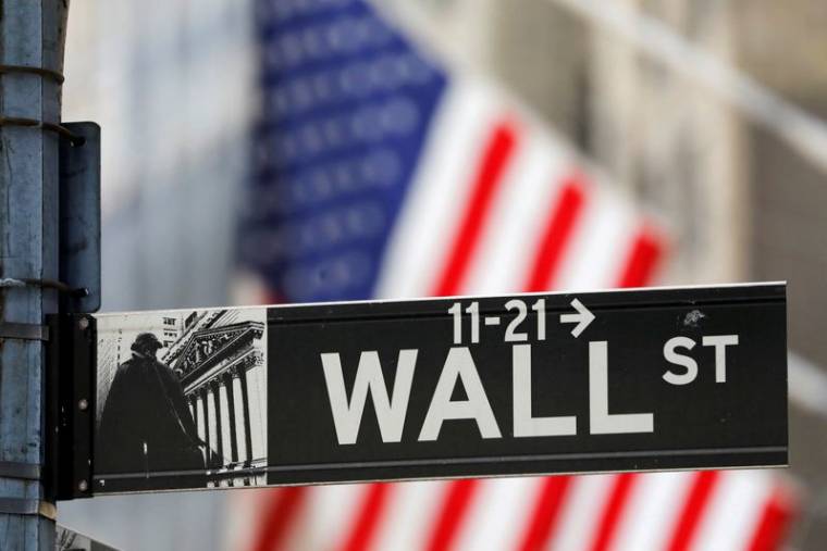 Photo d'archives d'un panneau Wall Street devant la Bourse de New York (NYSE)