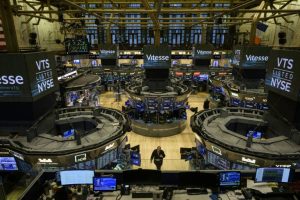 Wall Street ouvre en baisse, déçue par la consommation américaine et Intel